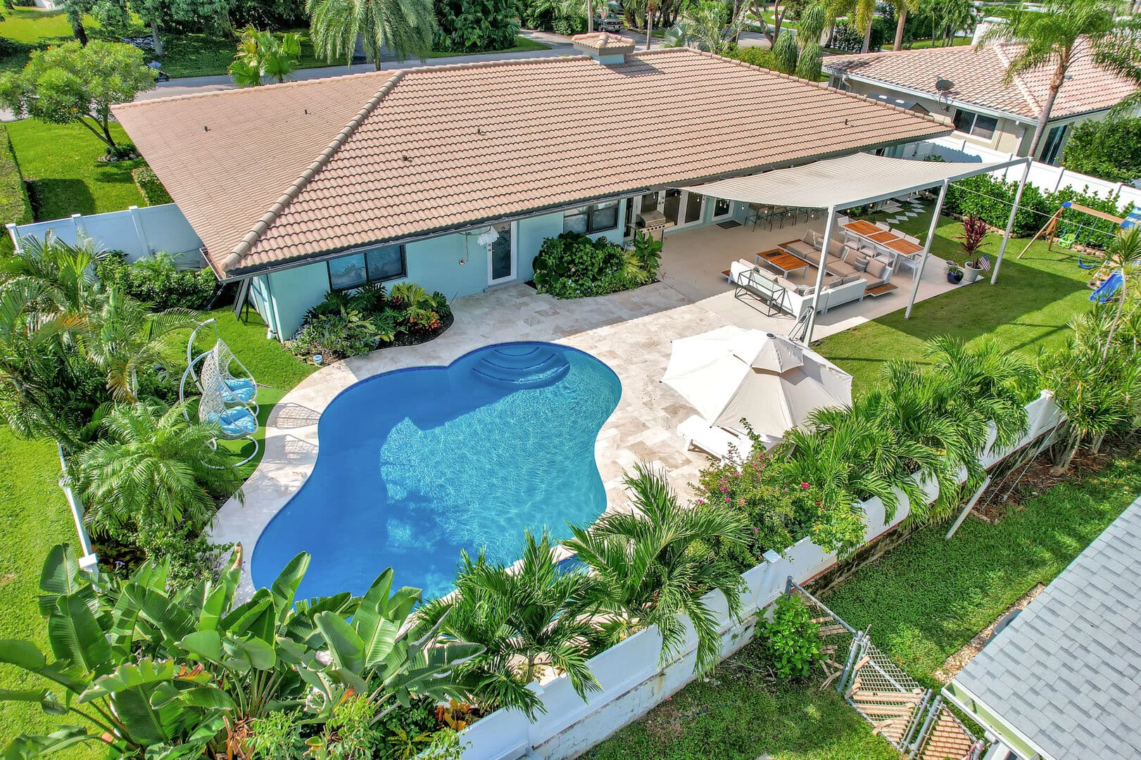 Palms and Playhouse - Image 1