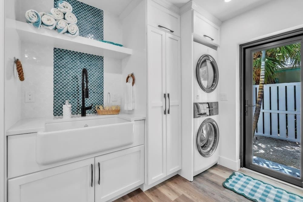 Bea's Knees - Image 20