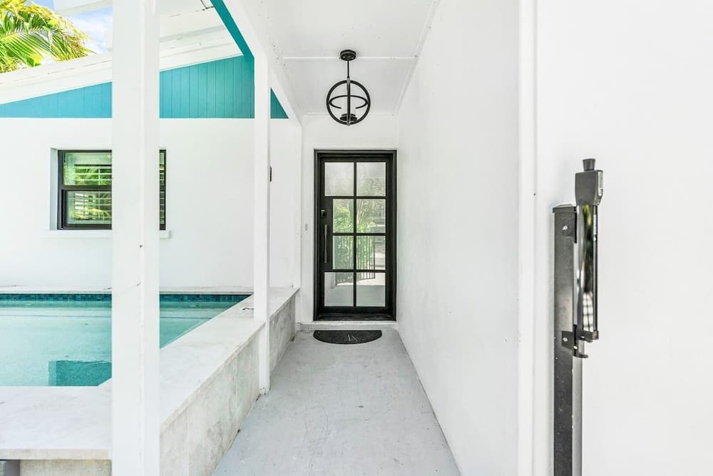 Bea's Knees - Image 23