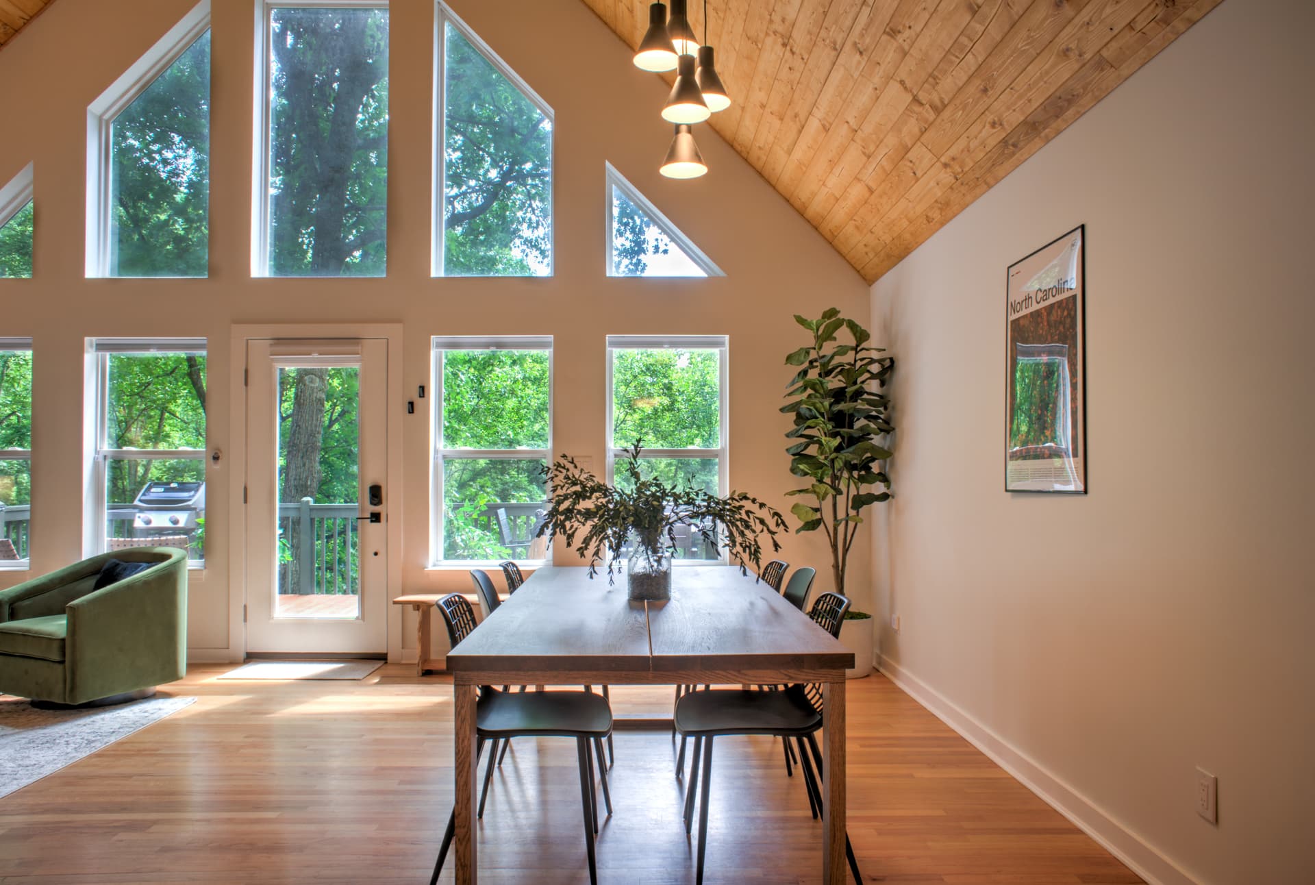 The Honeybee Hideaway - Image 8