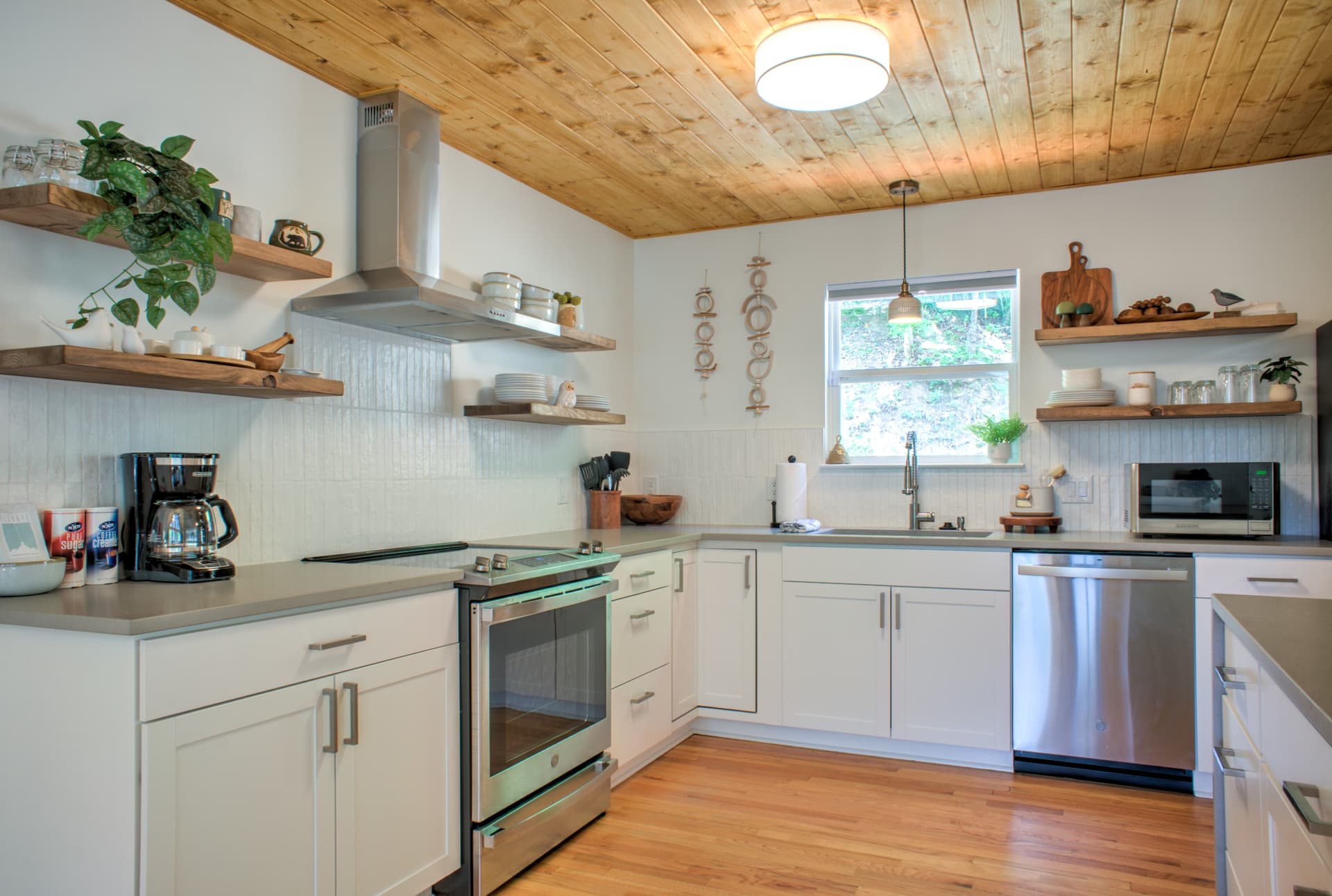 The Honeybee Hideaway - Image 5