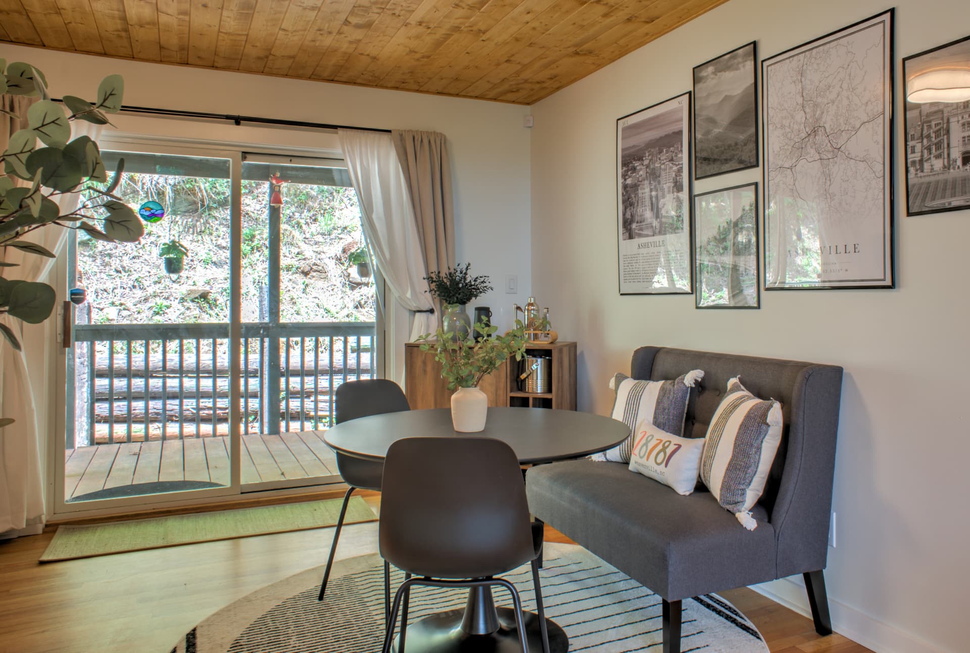 The Honeybee Hideaway - Image 16