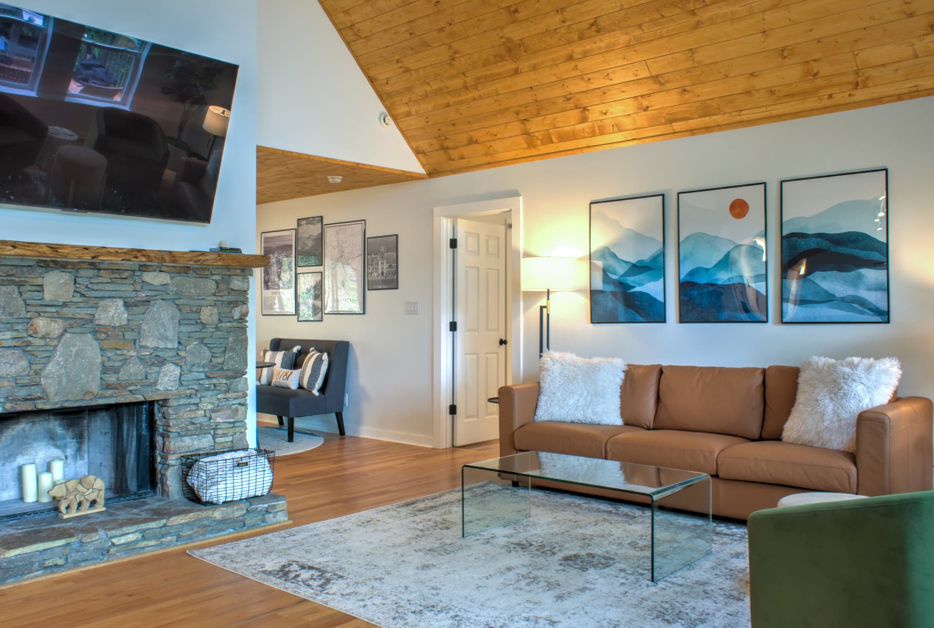 The Honeybee Hideaway - Image 17