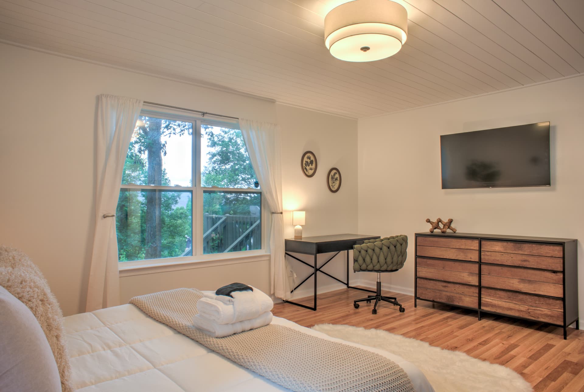 The Honeybee Hideaway - Image 18