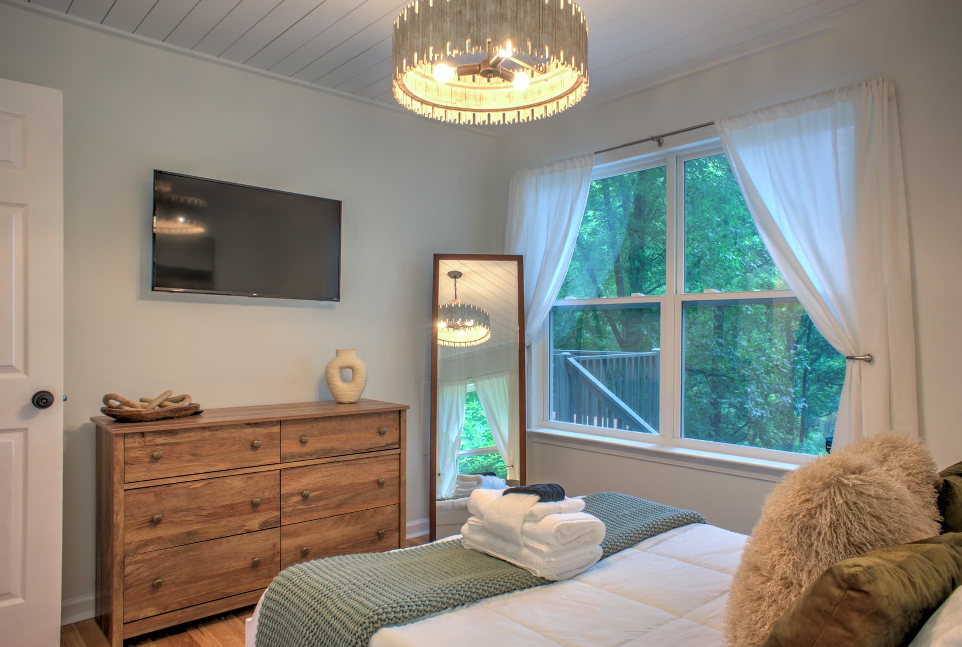 The Honeybee Hideaway - Image 26