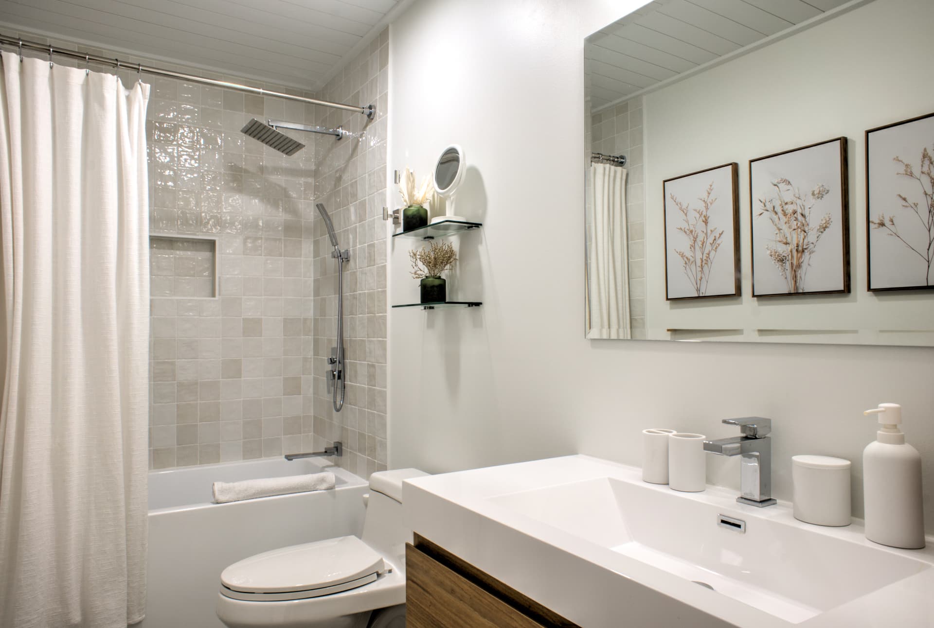 The Honeybee Hideaway - Image 30