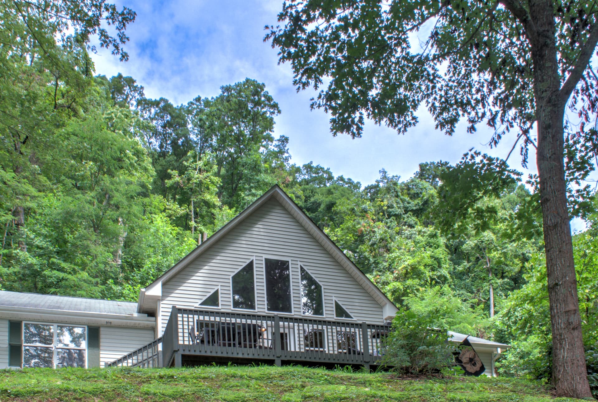 The Honeybee Hideaway - Image 40