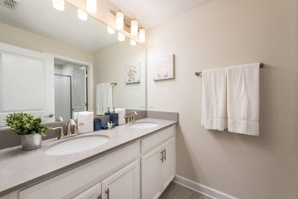 Mickey Meets the Force - Image 15