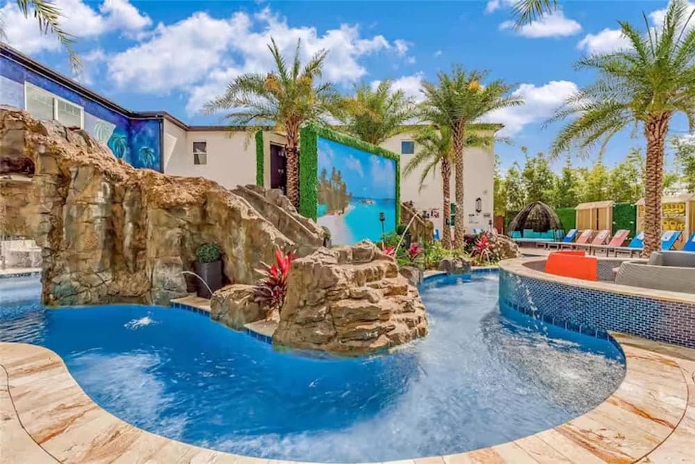 Hollywood Themed Mansion - Image 3