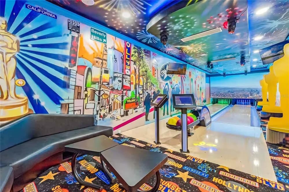 Hollywood Themed Mansion - Image 20