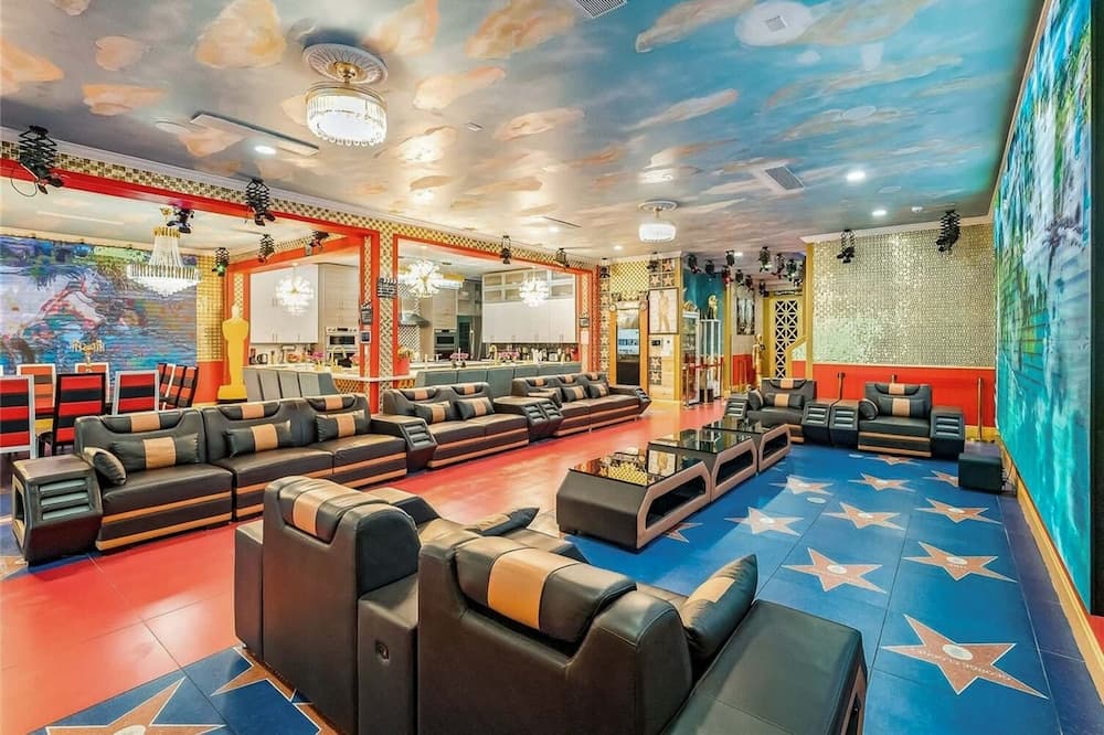 Hollywood Themed Mansion - Image 4