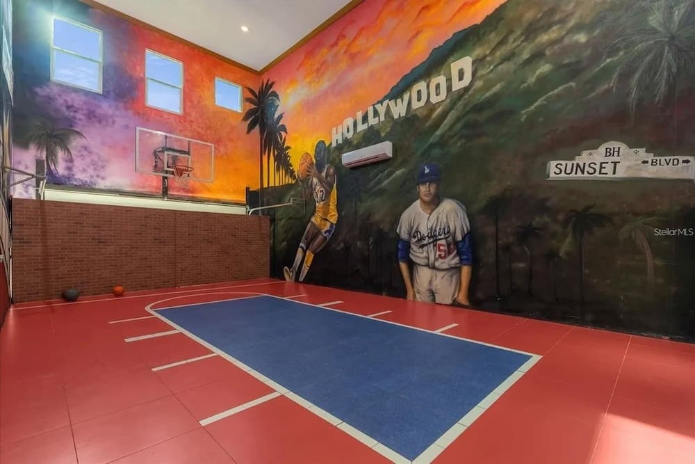 Hollywood Themed Mansion - Image 13