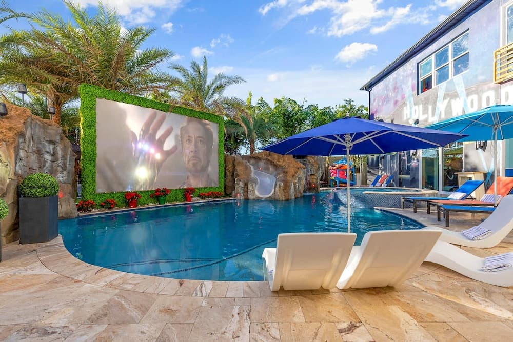 Hollywood Themed Mansion - Image 73