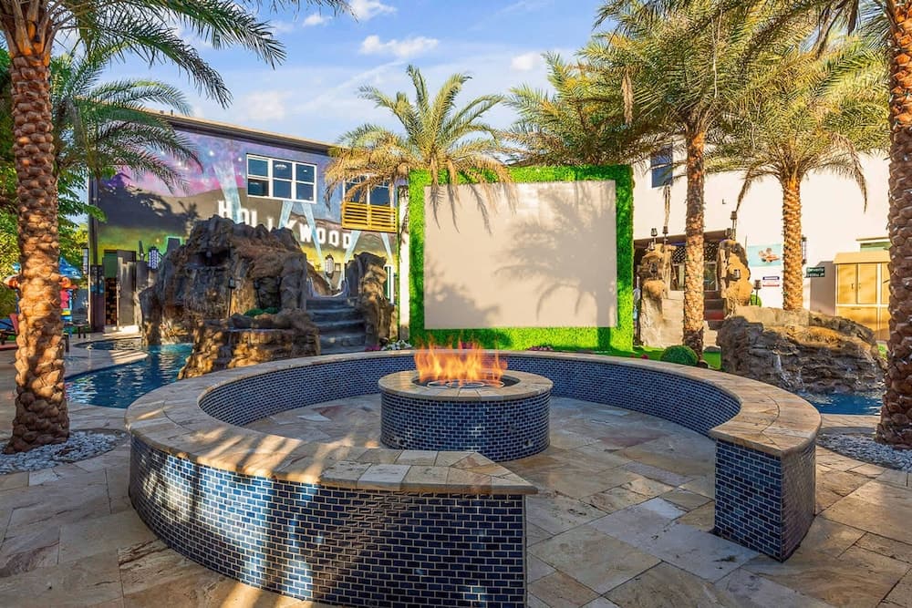 Hollywood Themed Mansion - Image 75