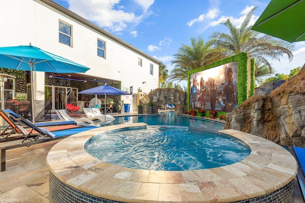 Hollywood Themed Mansion - Image 76