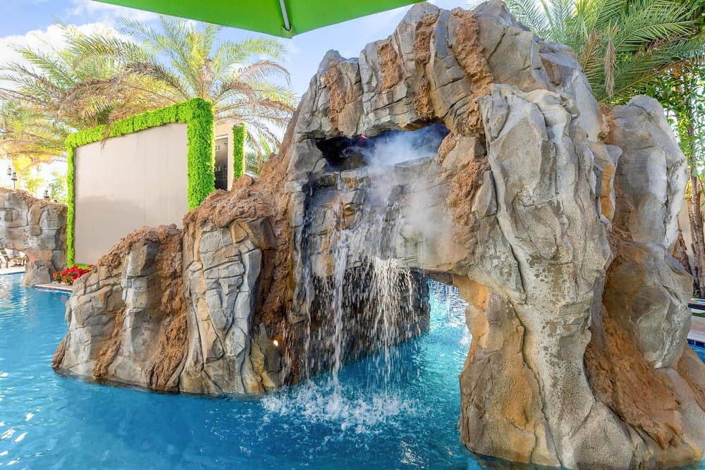 Hollywood Themed Mansion - Image 78