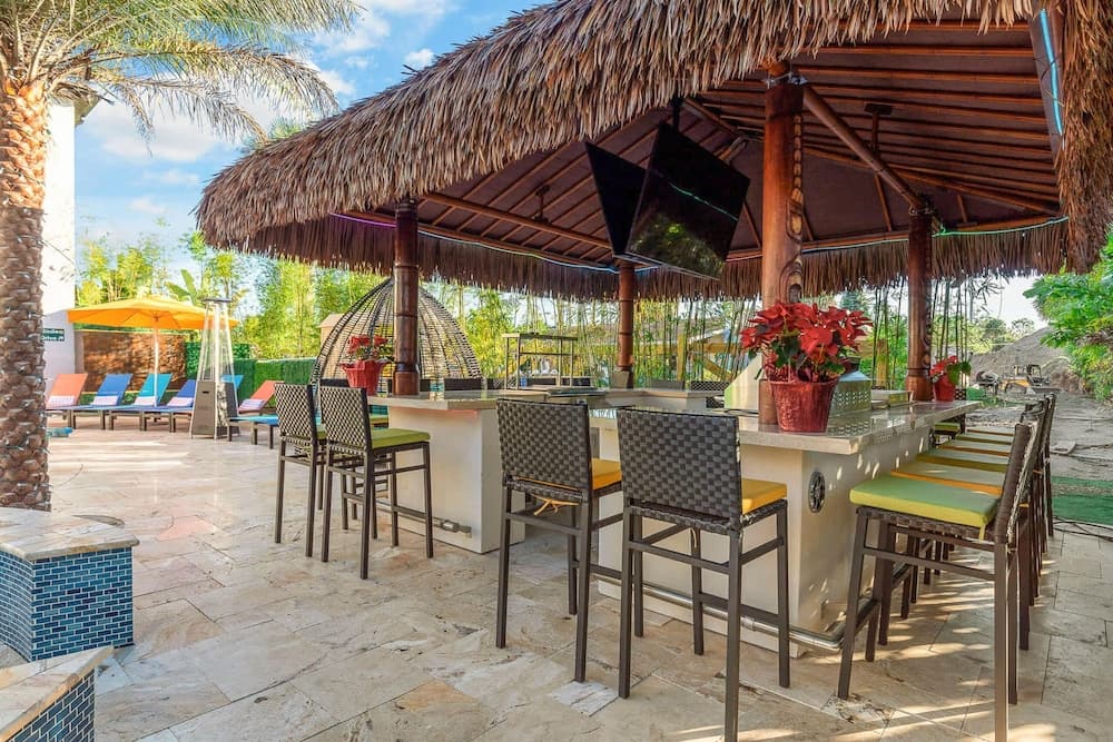 Hollywood Themed Mansion - Image 83