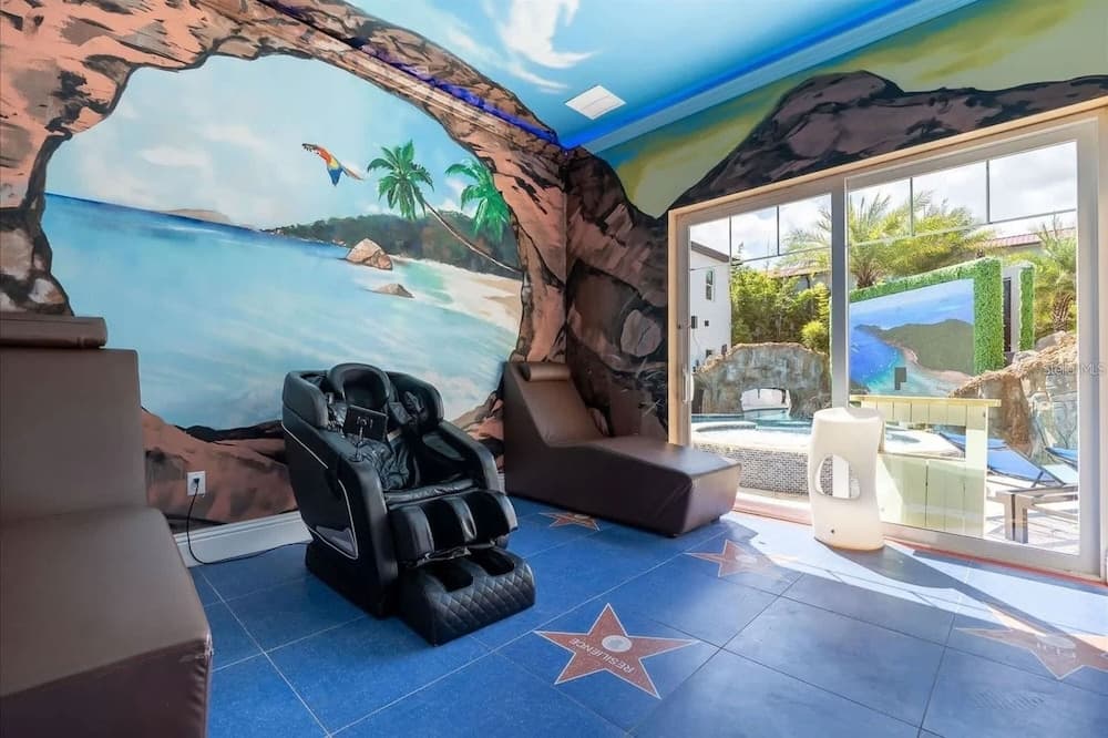 Hollywood Themed Mansion - Image 14