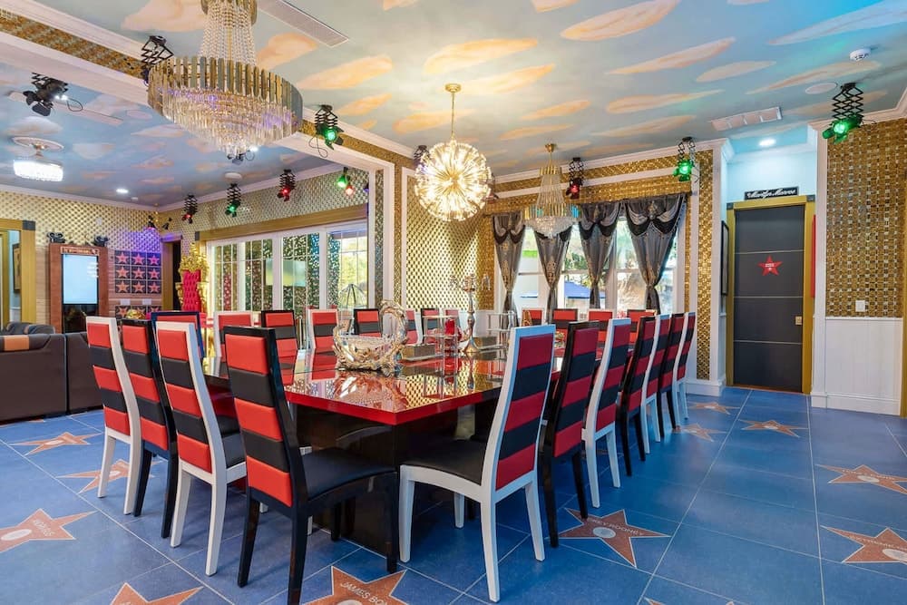 Hollywood Themed Mansion - Image 8