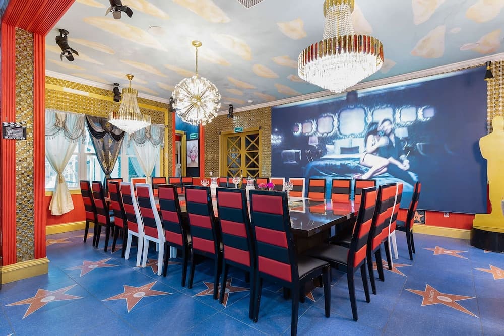 Hollywood Themed Mansion - Image 9