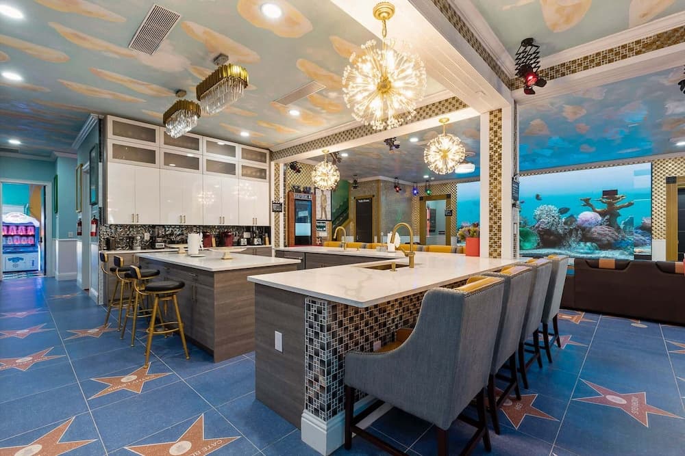 Hollywood Themed Mansion - Image 5