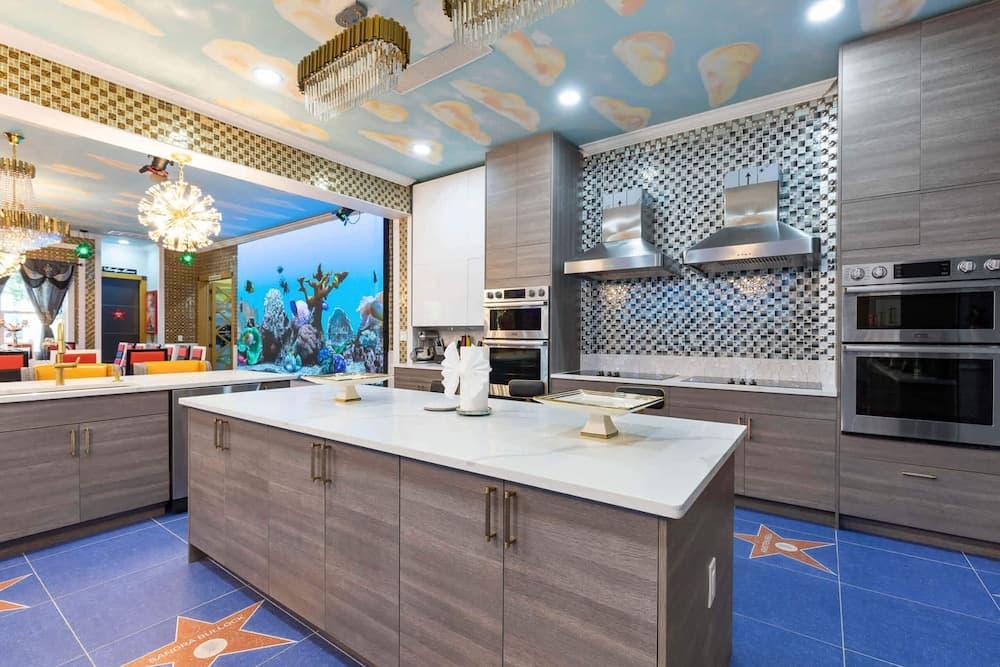 Hollywood Themed Mansion - Image 11