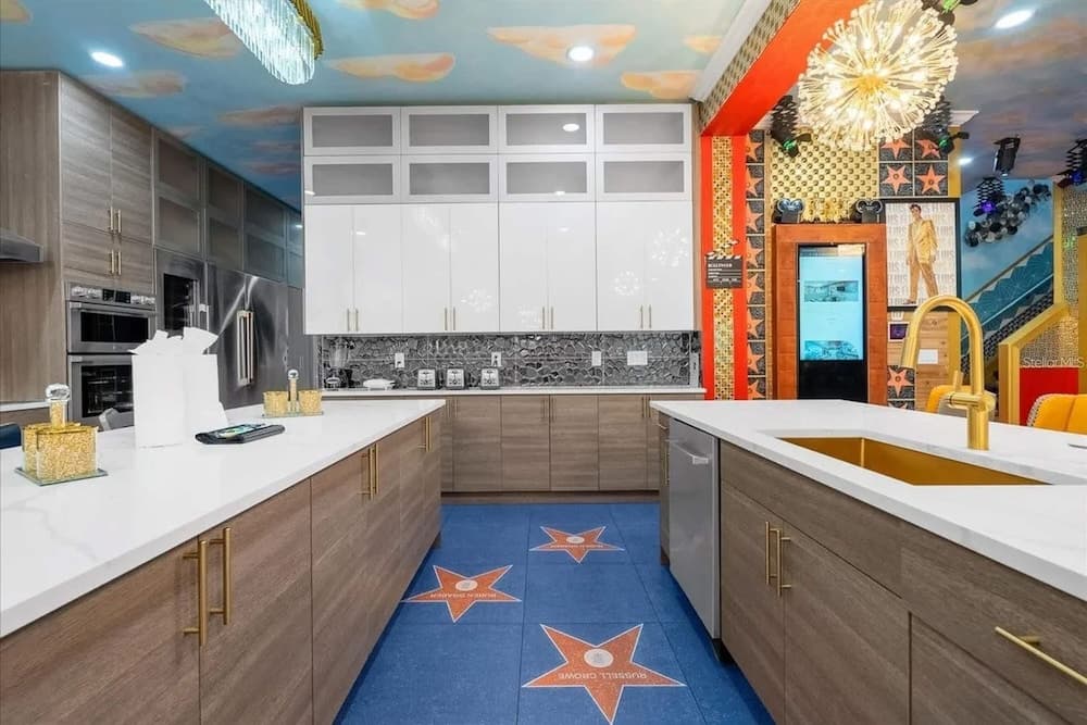 Hollywood Themed Mansion - Image 12