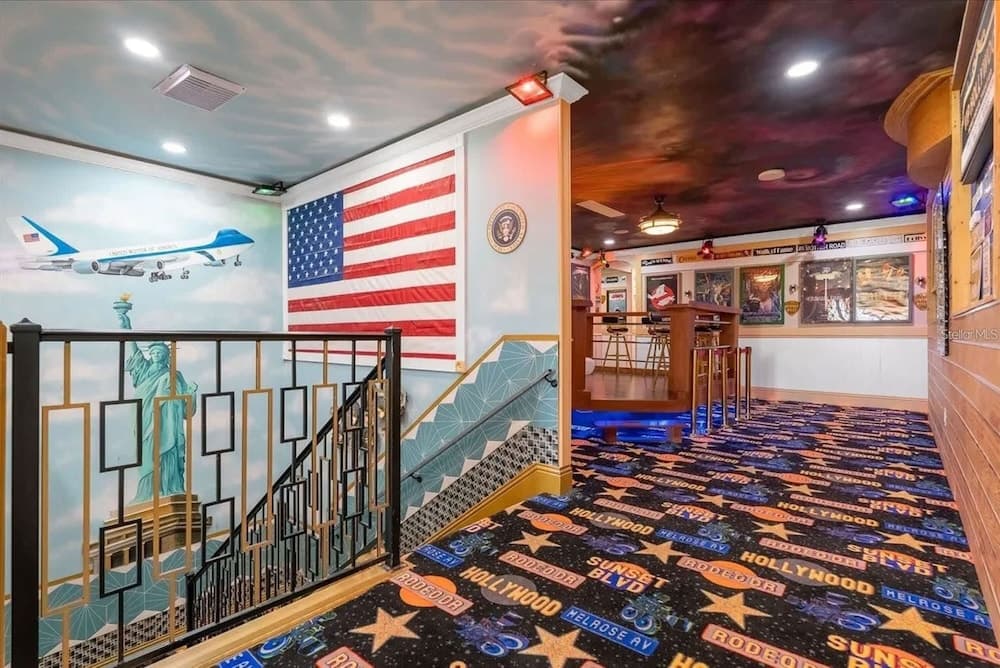 Hollywood Themed Mansion - Image 16