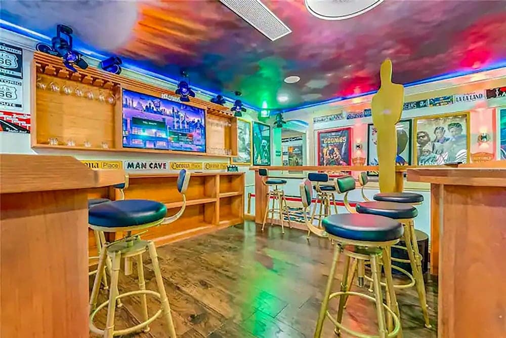 Hollywood Themed Mansion - Image 18