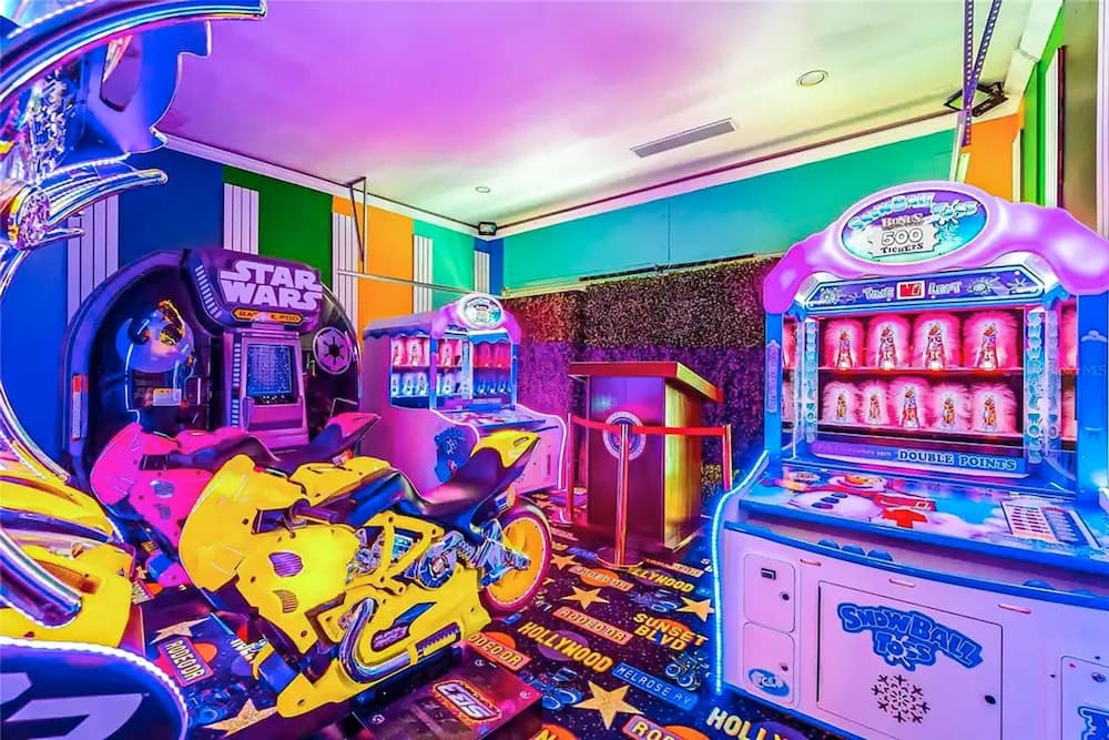 Hollywood Themed Mansion - Image 19