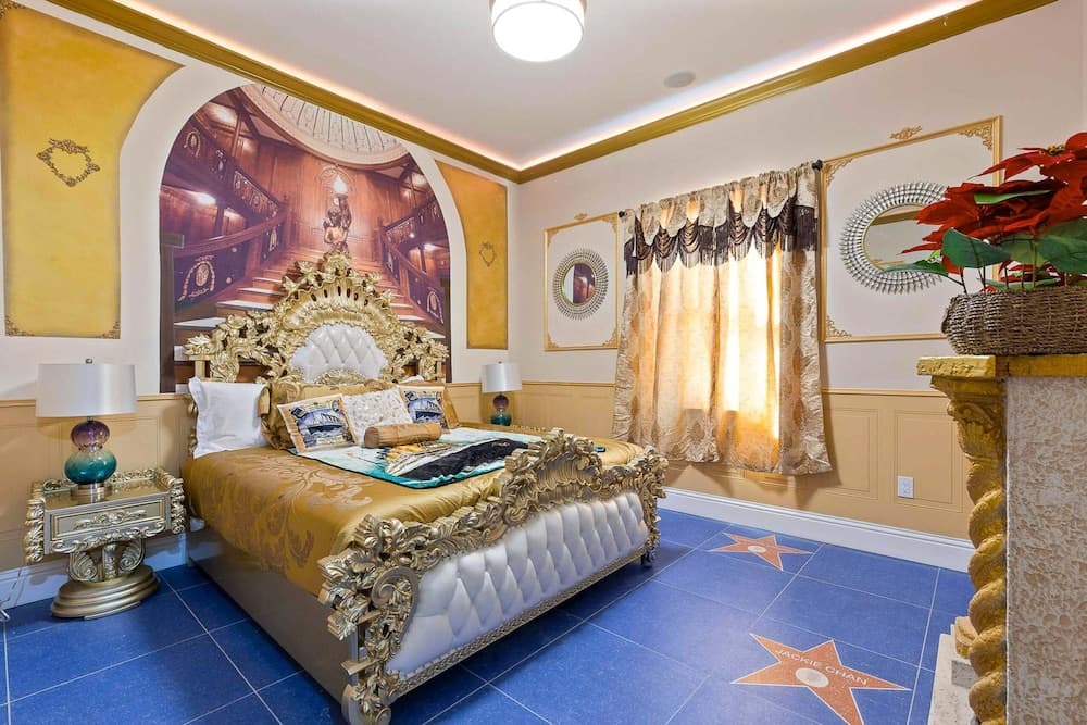 Hollywood Themed Mansion - Image 21