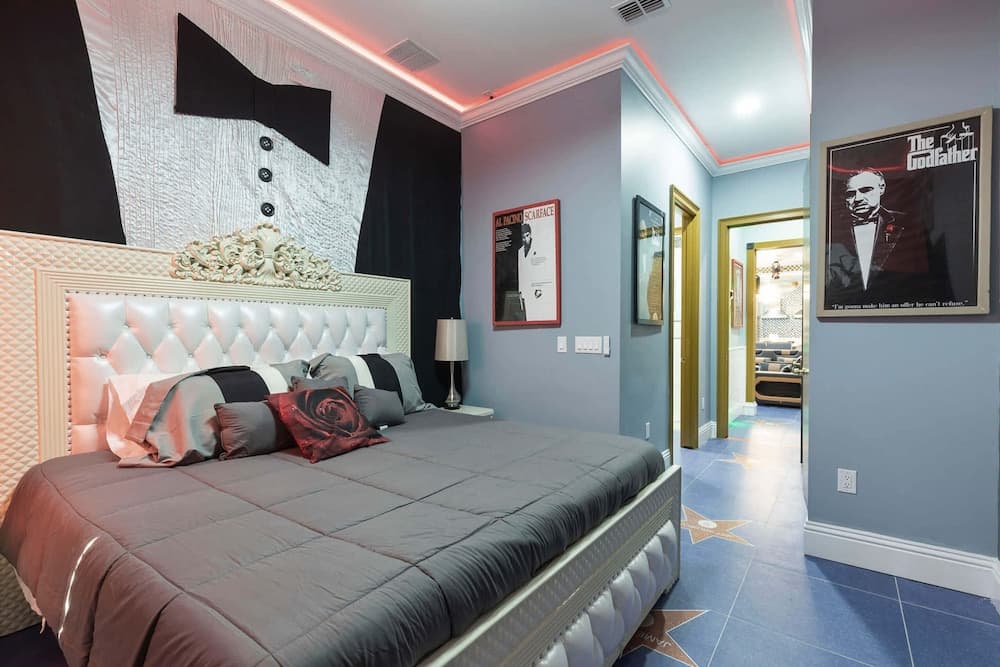 Hollywood Themed Mansion - Image 22