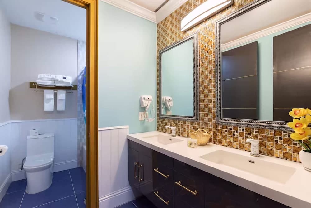 Hollywood Themed Mansion - Image 24