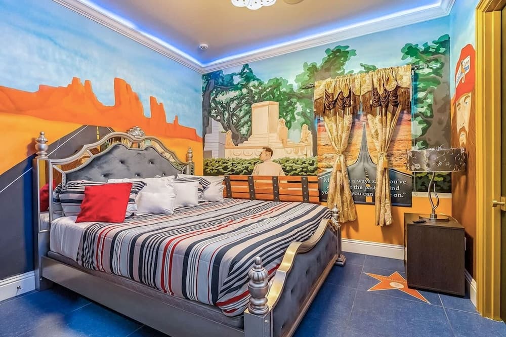 Hollywood Themed Mansion - Image 25