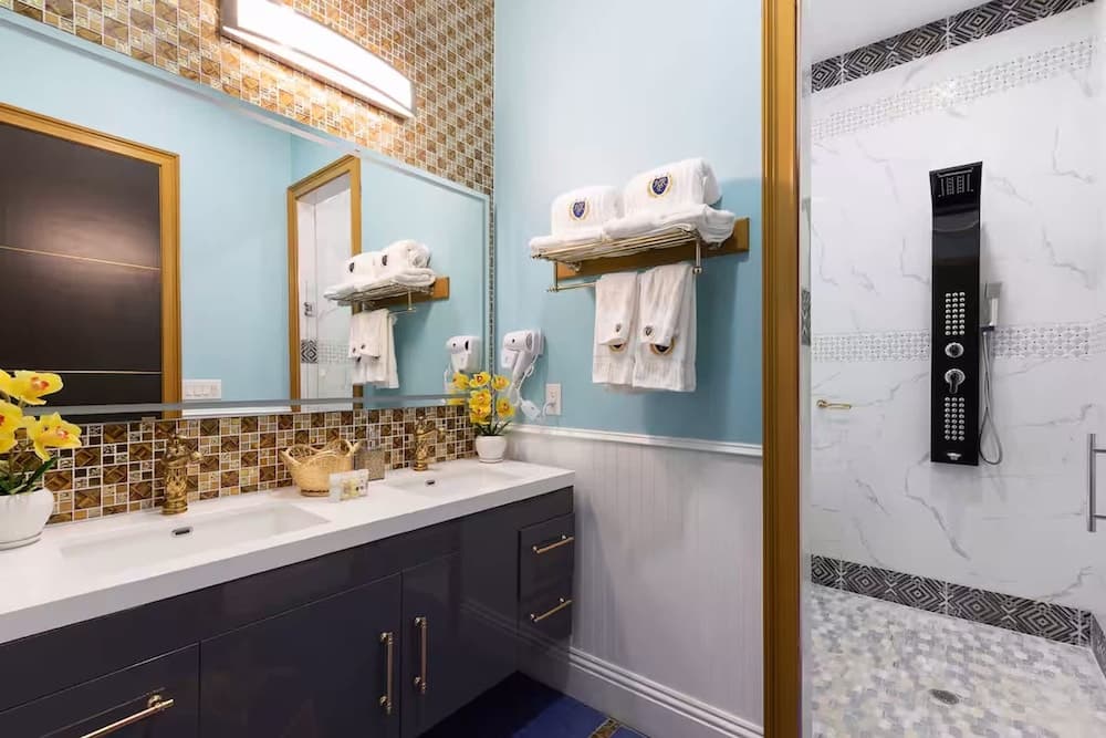 Hollywood Themed Mansion - Image 26