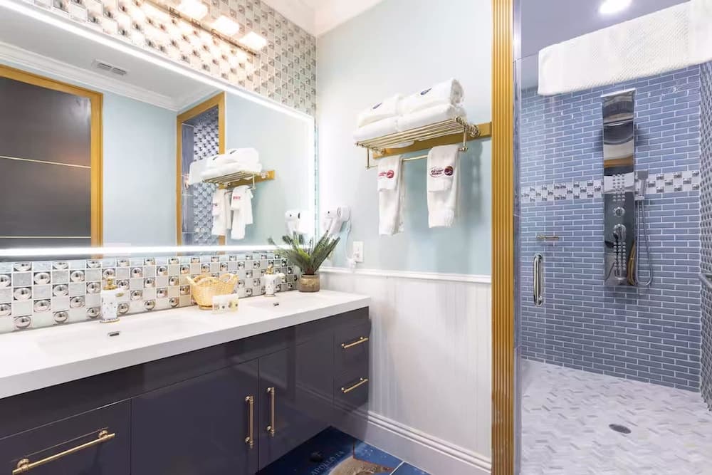 Hollywood Themed Mansion - Image 28