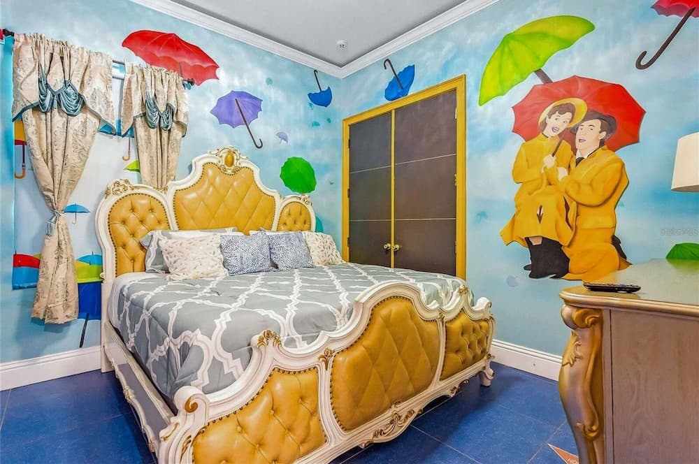 Hollywood Themed Mansion - Image 29