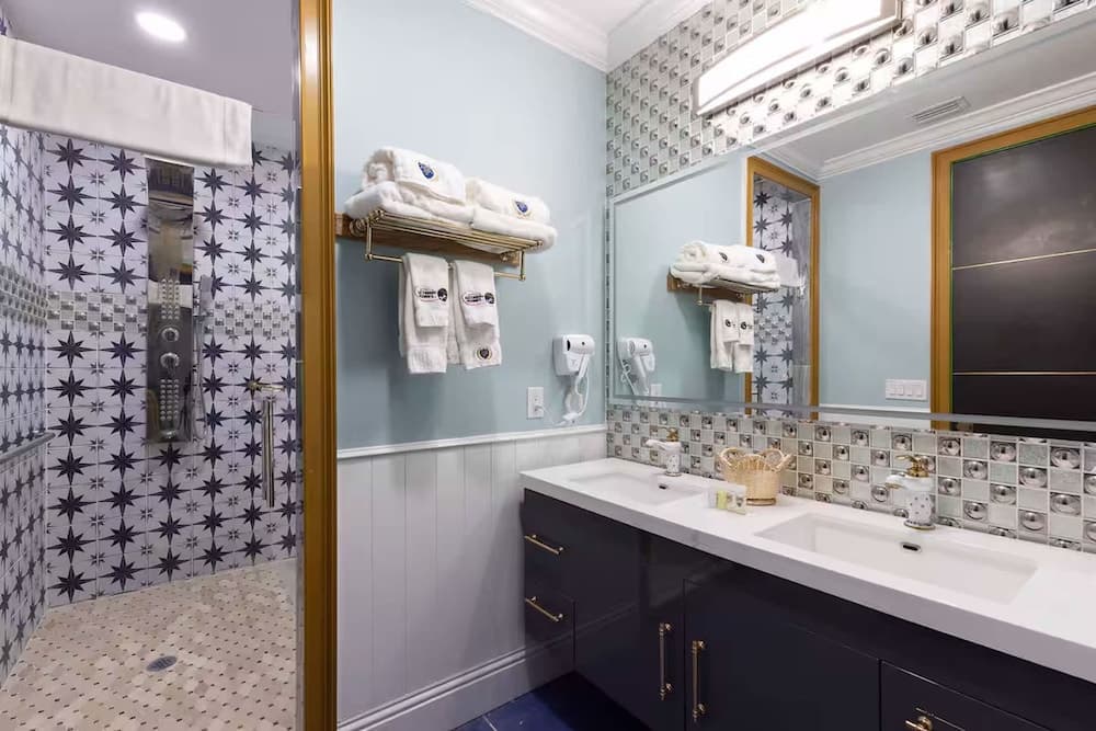 Hollywood Themed Mansion - Image 30