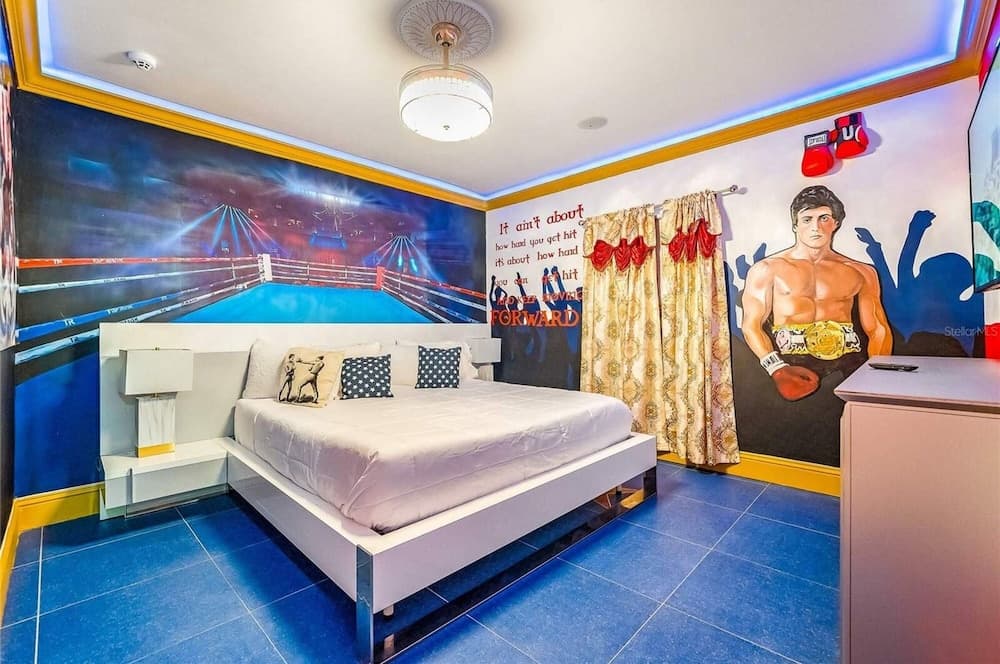 Hollywood Themed Mansion - Image 31