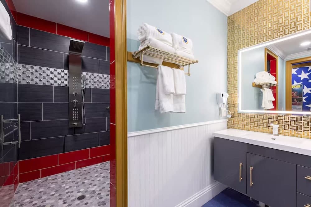 Hollywood Themed Mansion - Image 32