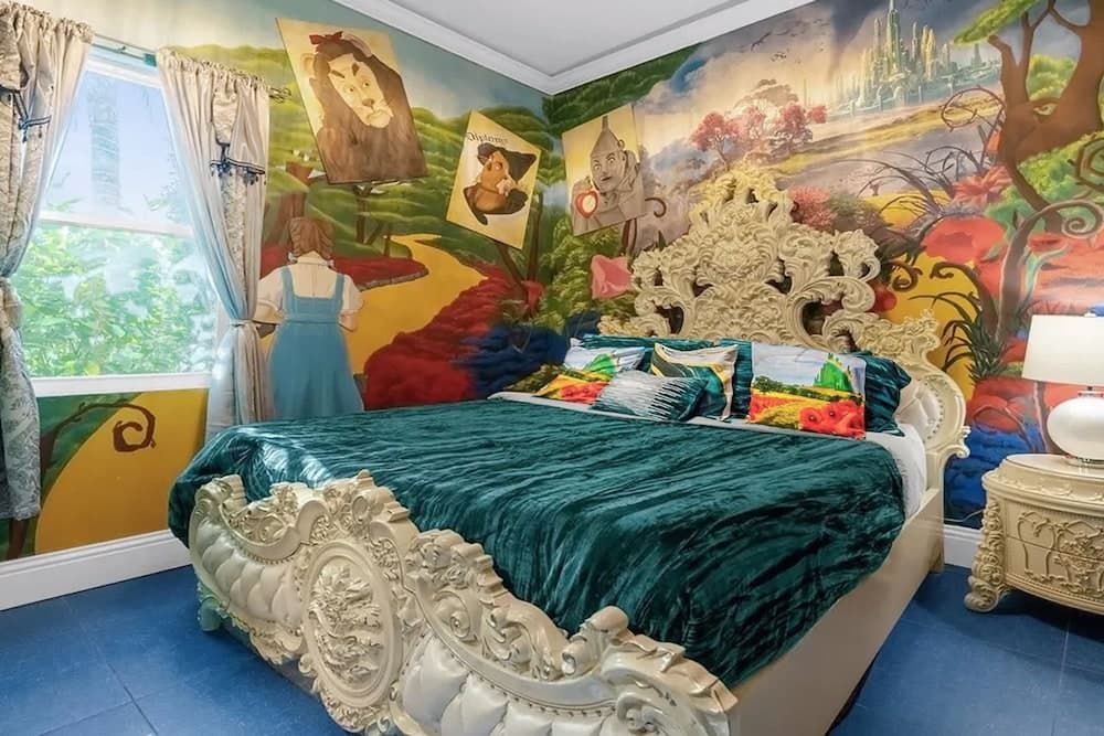 Hollywood Themed Mansion - Image 33