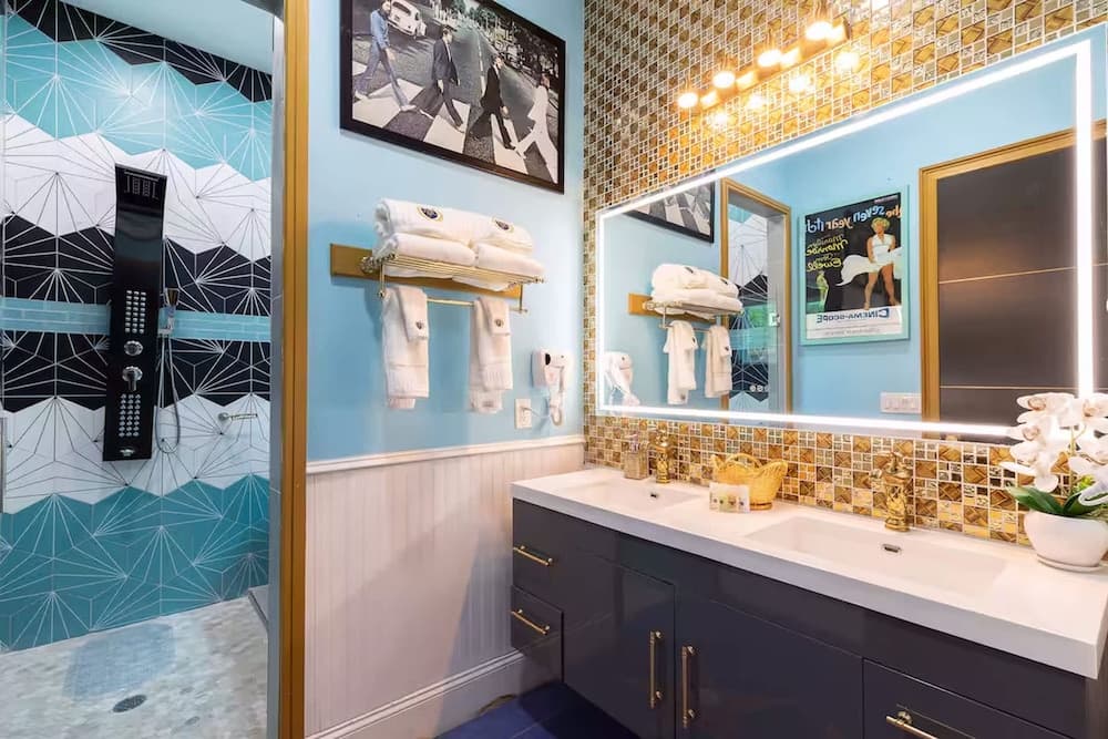 Hollywood Themed Mansion - Image 34