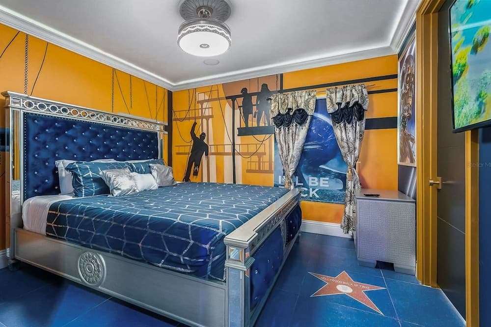 Hollywood Themed Mansion - Image 35