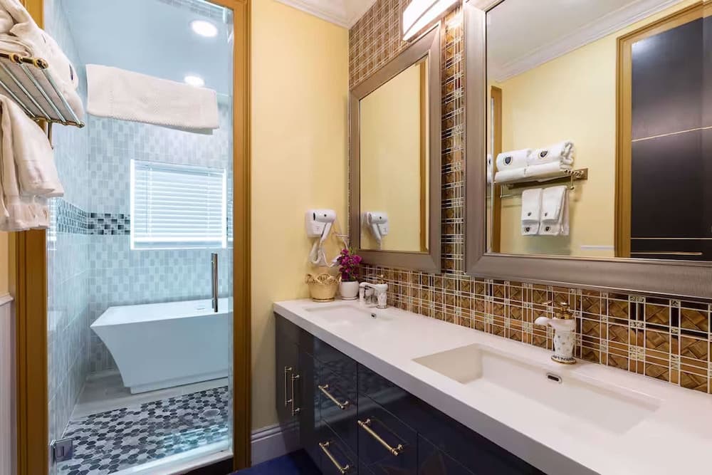 Hollywood Themed Mansion - Image 36