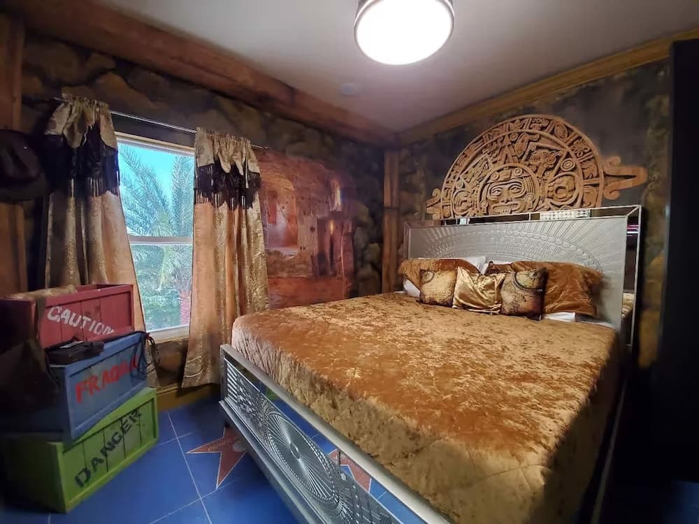 Hollywood Themed Mansion - Image 37