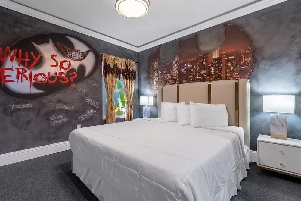 Hollywood Themed Mansion - Image 38