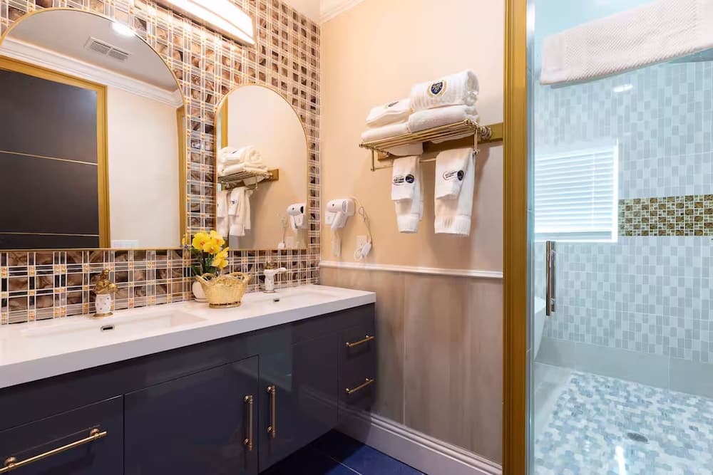 Hollywood Themed Mansion - Image 39