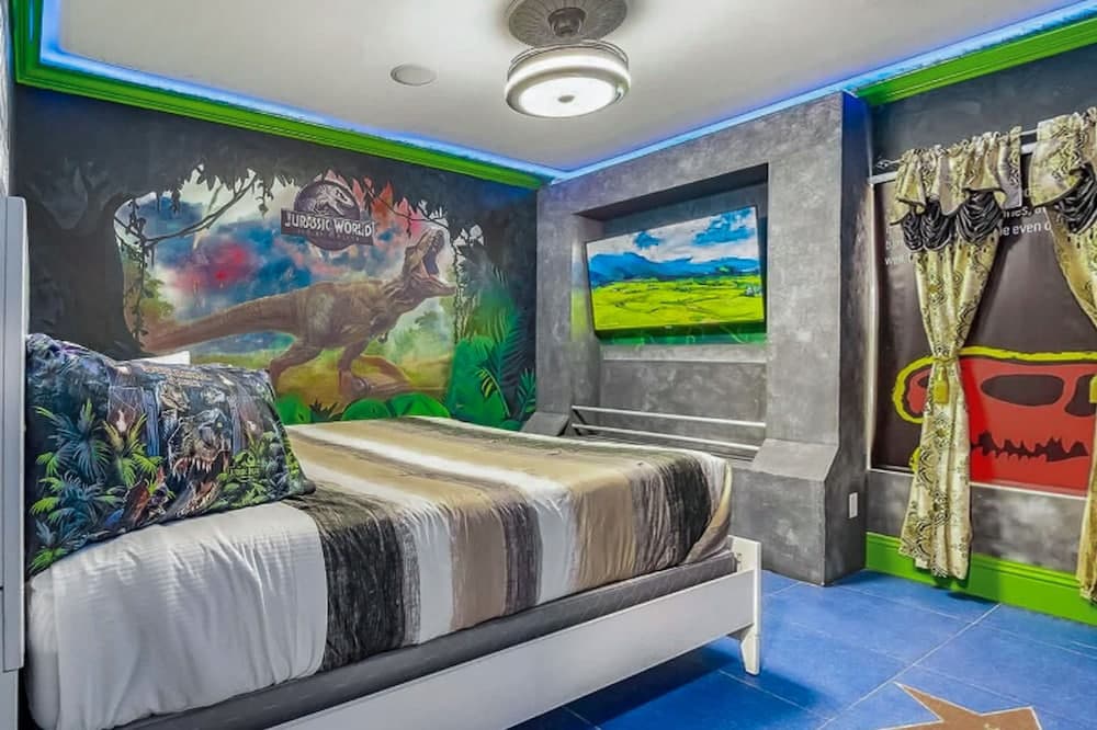 Hollywood Themed Mansion - Image 40