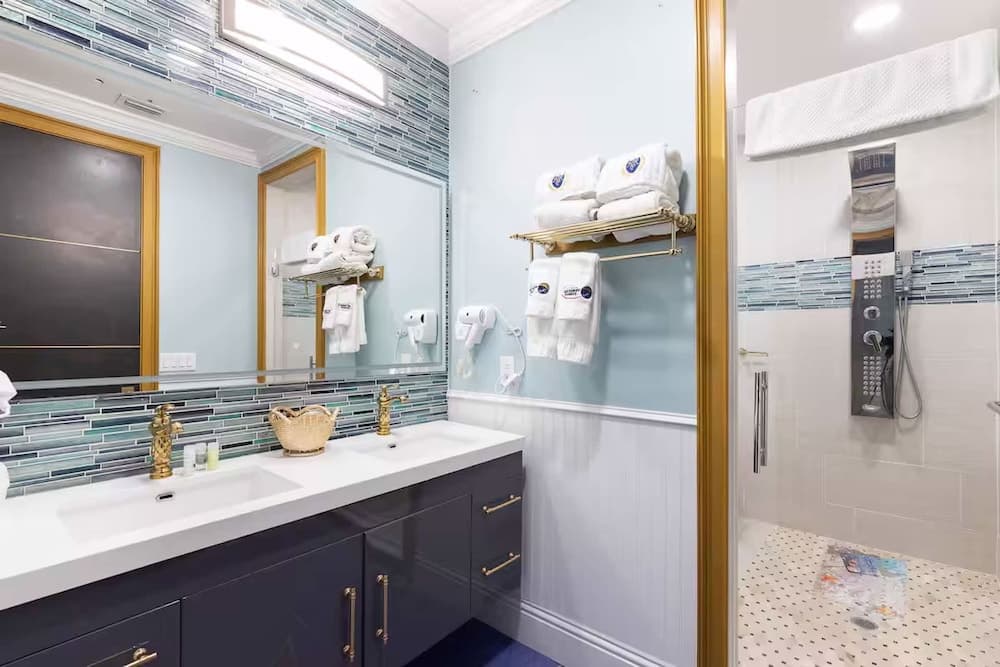 Hollywood Themed Mansion - Image 41