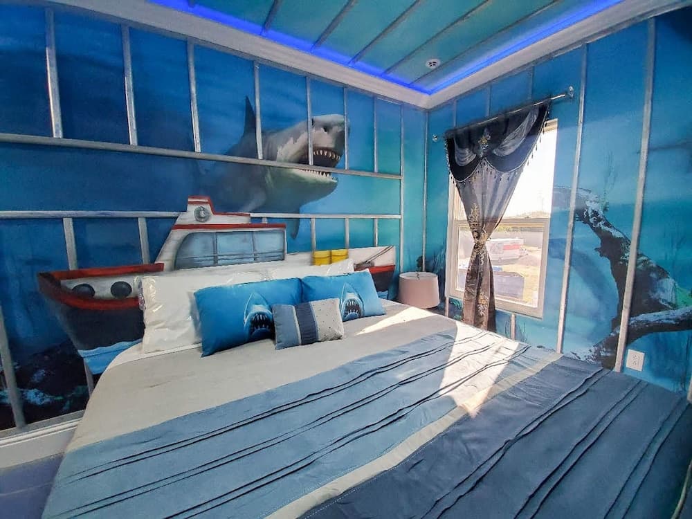 Hollywood Themed Mansion - Image 42